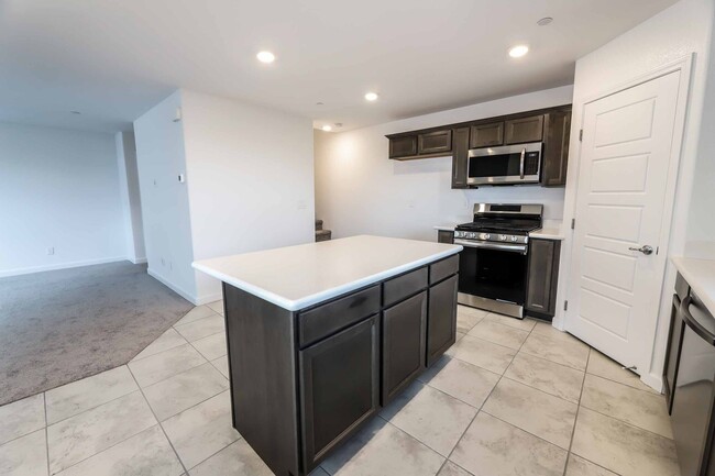 Foto del edificio - BRAND NEW 4 BEDROOM TOWNHOME IN CADENCE!