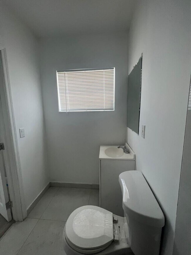 Foto del edificio - 1590 NE 144th St