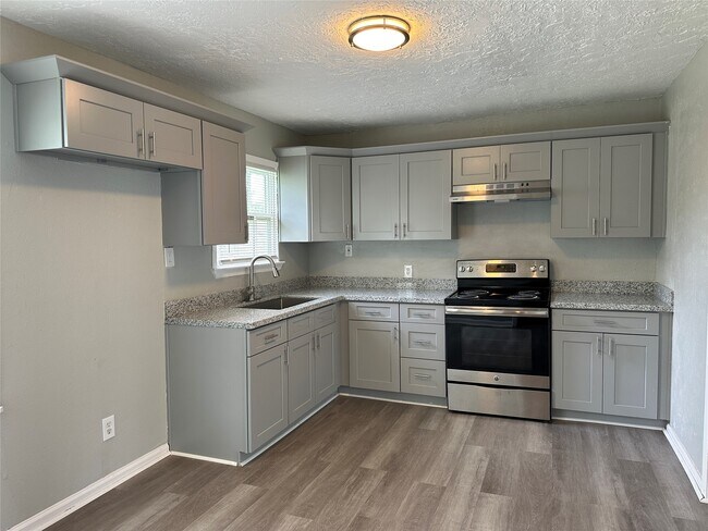 Foto del edificio - 5345 Higgins St