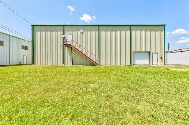 Building Photo - 572 Aviator Dr