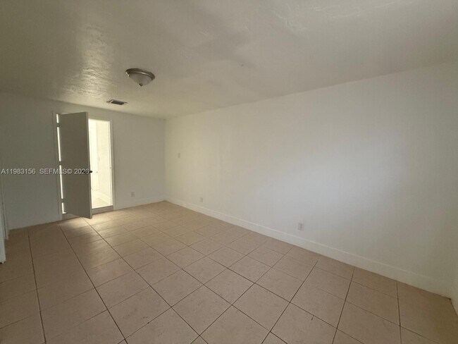 Building Photo - 1513 NW 15th Ave