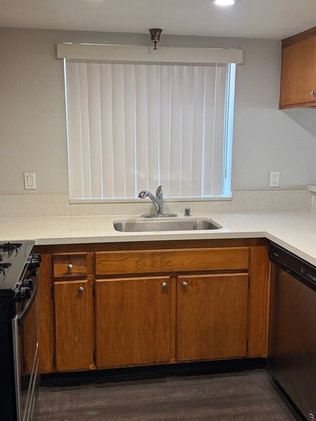 Disposición eficiente de la cocina - 5255 Riverton Ave