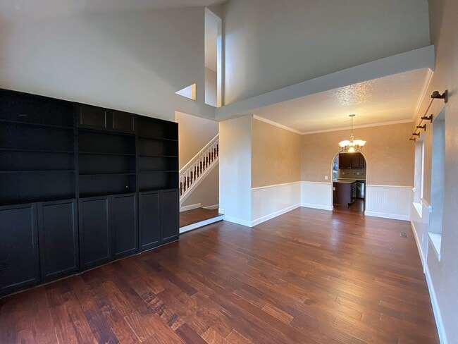 Building Photo - Great NW Home with Fenced Yard, Large Gara...