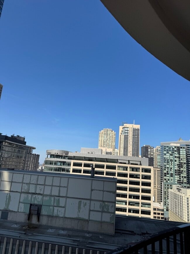 Foto del edificio - 300 N State St