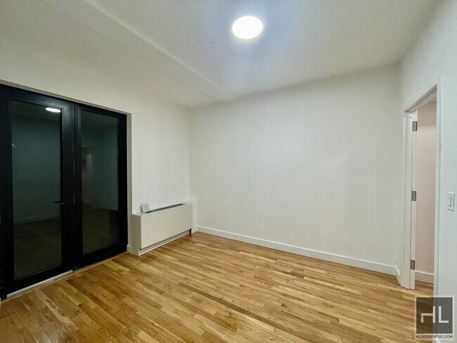 Building Photo - Gorgeous rent stabilized 700sq ft 1 bed wi...
