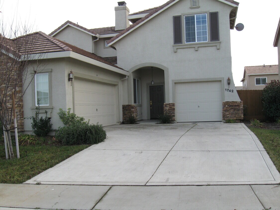 Primary Photo - 1742 Dunsmuir Way