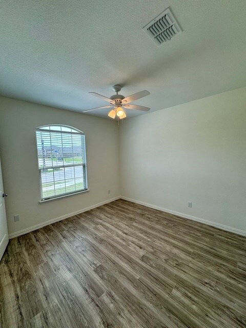 Foto del edificio - 5036 Waterway Dr
