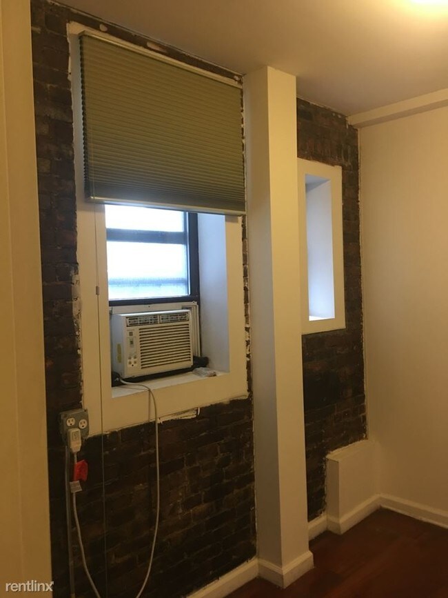 Building Photo - 1 br, 1 bath Apartment - 245 E 10th St
