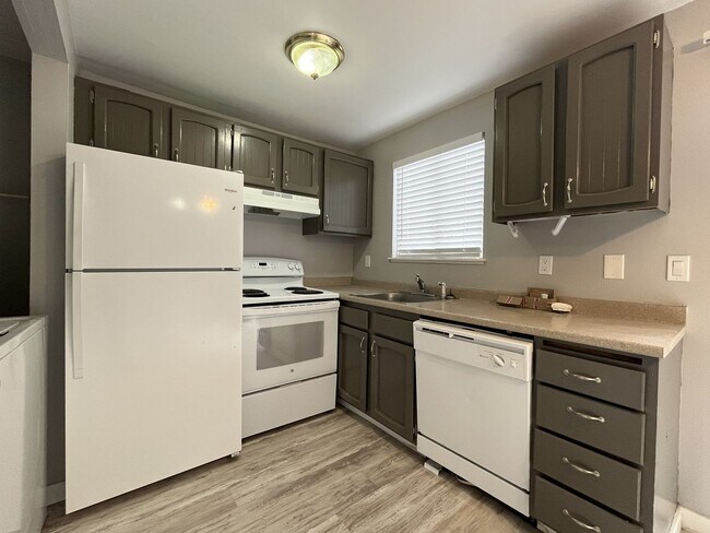 Building Photo - Spacious Apartment Retreat with Forest Views and Easy Access to the Portland Metro Area