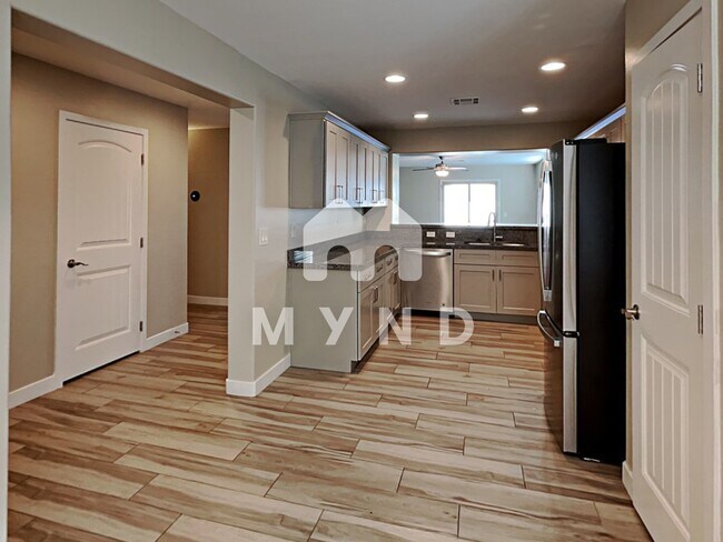Building Photo - 6511 S 38th Ln
