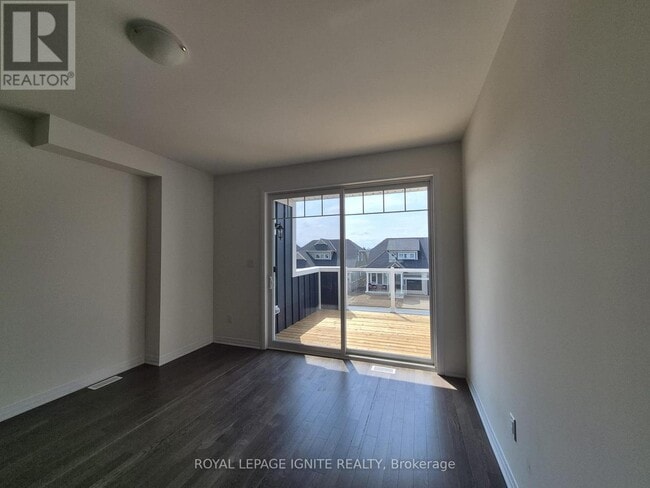Building Photo - 526 Hudson Cres