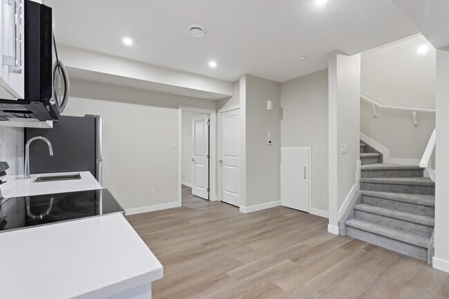 Building Photo - 6637-6646 46 Ave