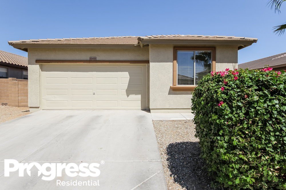 Foto principal - 15558 W Laurel Ln