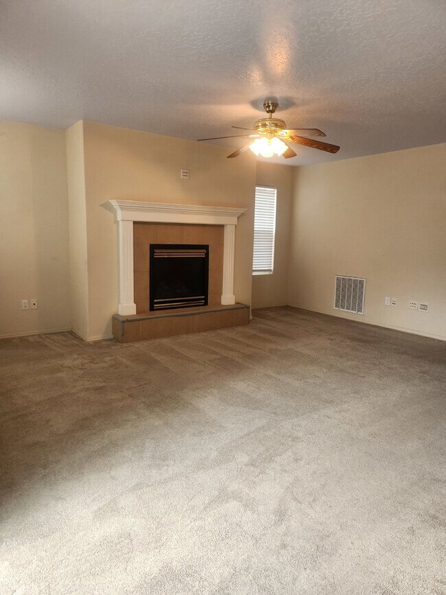 Foto del edificio - "Spacious 4-Bed Gem with 2.5 Baths at 9251...