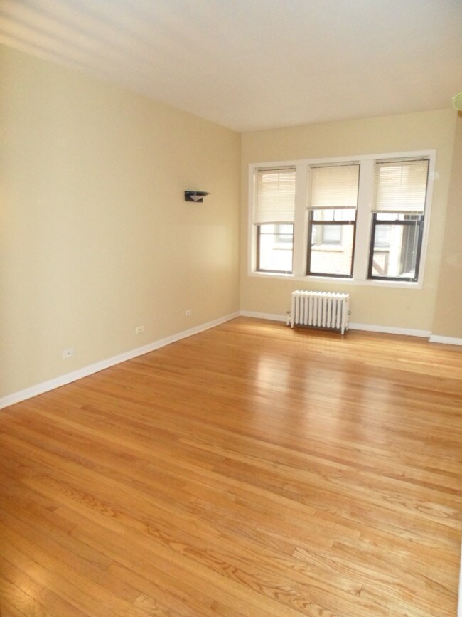 Building Photo - 1523 W Farwell Ave