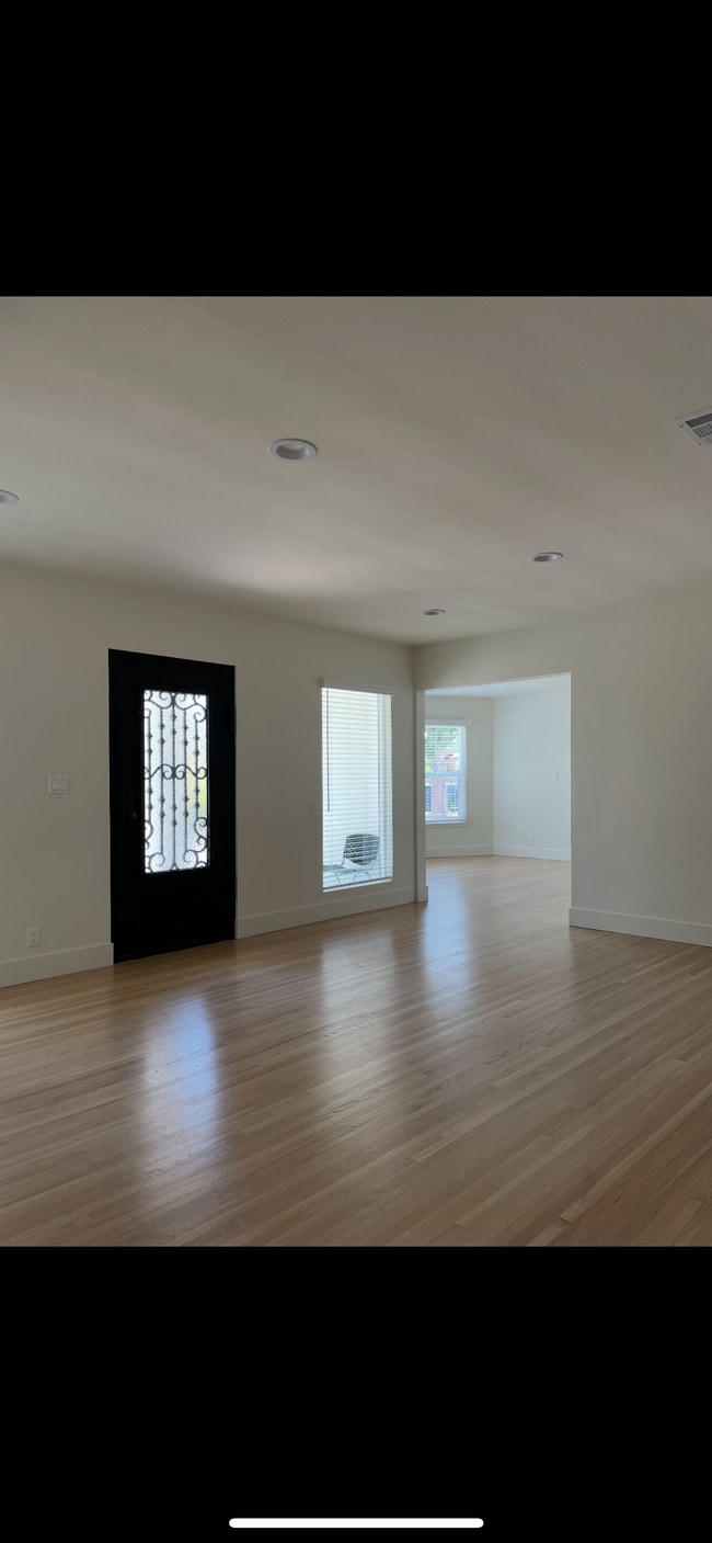 Foto del edificio - 6505 Greenbush Ave