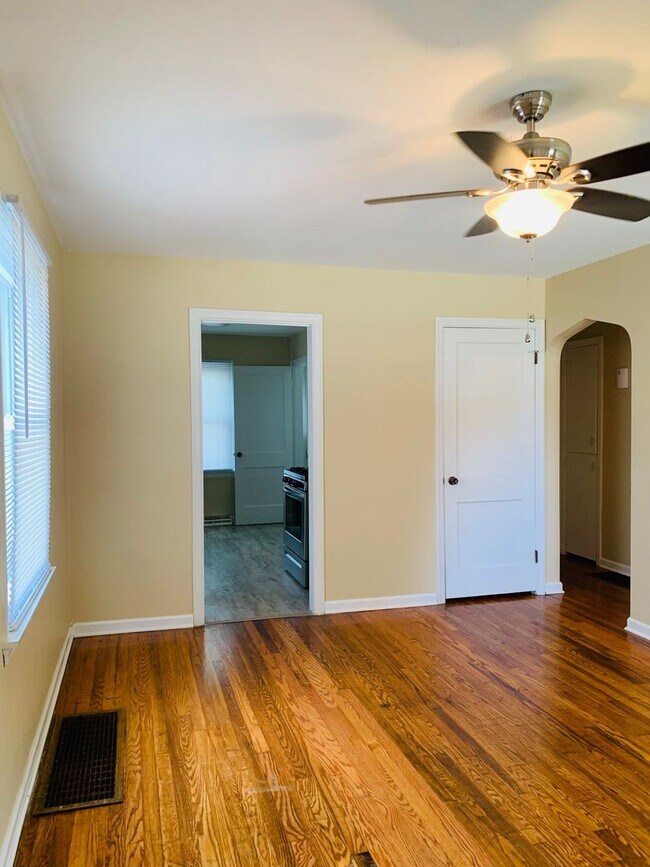 Foto del edificio - Beautiful 3 bedroom, 1 Bath Single Family ...