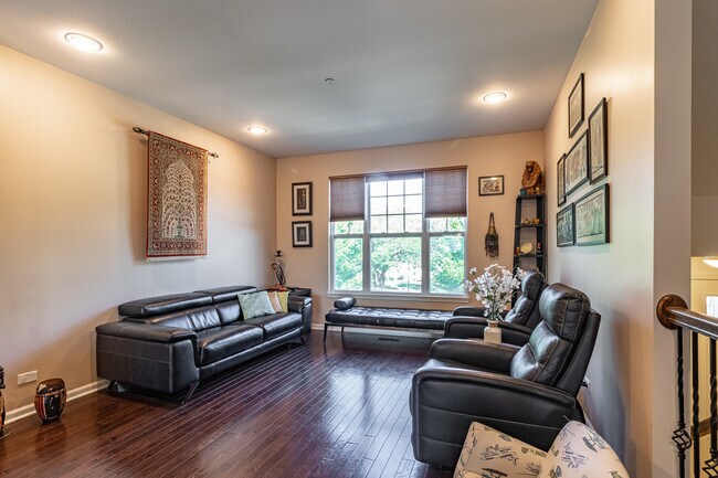 Building Photo - 366 Country Club Dr
