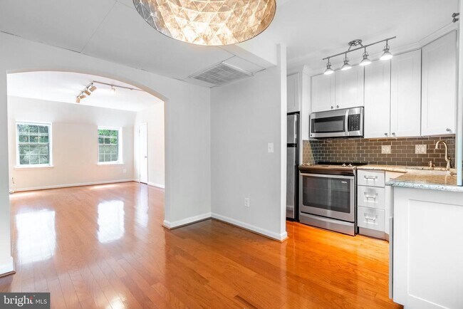 Building Photo - 1732 Queens Ln