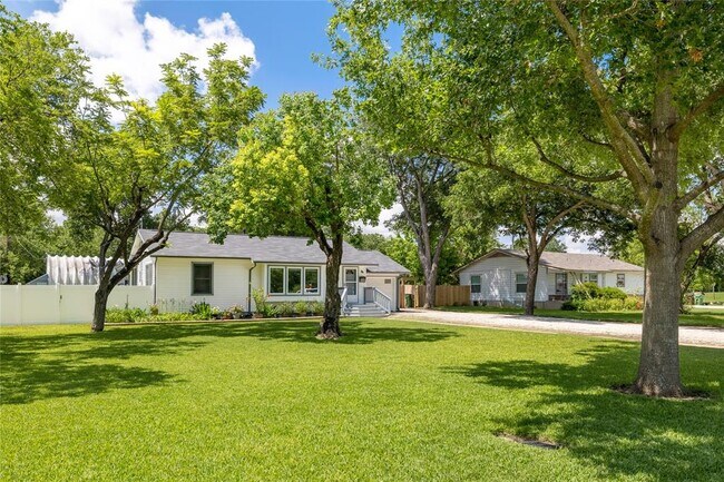 Building Photo - 305 Sunset Dr