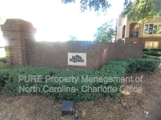 Building Photo - 1109 E Morehead St