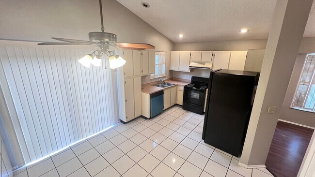 Foto del edificio - Beautiful 3/2 Home Located In Waterford La...
