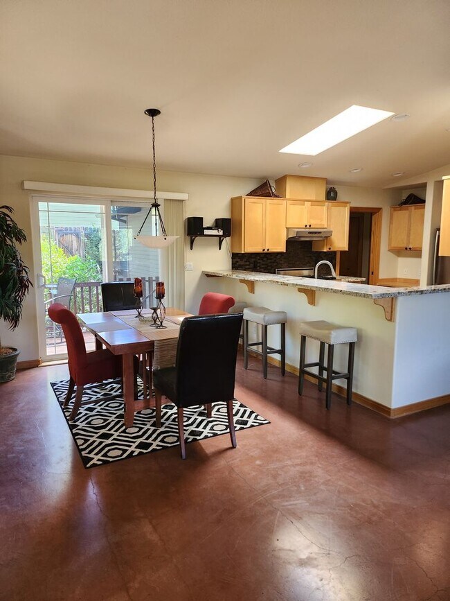Foto del edificio - 2564 Monterey Pines Dr