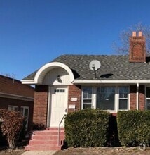Building Photo - 806 23rd St