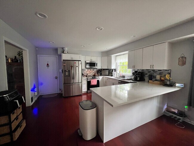 Foto del edificio - Gorgeous 5 Bed 3.5 Bath Single Family Home...