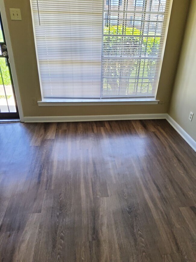 Foto del edificio - 3677 Hillbrook Rd