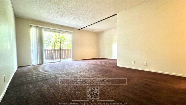 Building Photo - Large Studio with Walk-in Closet in very d...