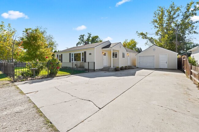 Building Photo - 3bd/2ba Recently Updated Home in a Desirab...