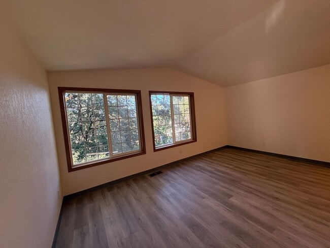 Building Photo - 2 Bedroom 1.5 Bathroom Duplex in Southwest Eugene