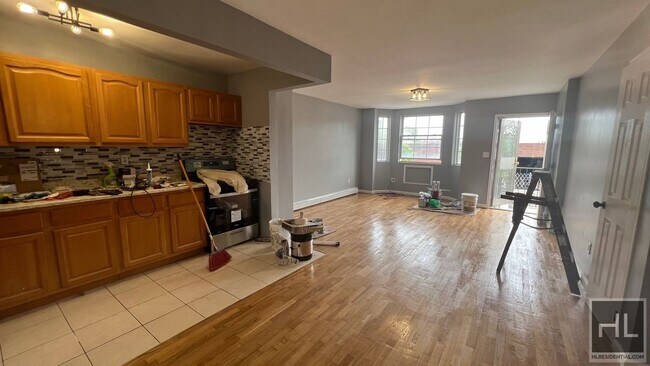 Building Photo - FRESHLY GUT RENOVATED 3 BEDROOMS/2 FULL BA...