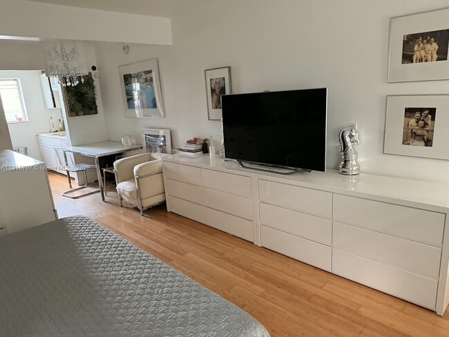 Building Photo - 101 Collins Ave