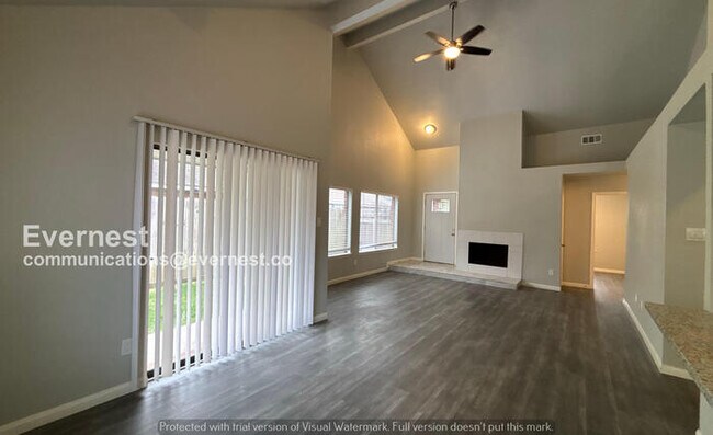 Building Photo - 3 Bed, 2 Bath Home with Fenced Yard & Garage / Pet-Friendly /Now Available!