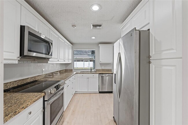 Building Photo - 565 NE Olive Way