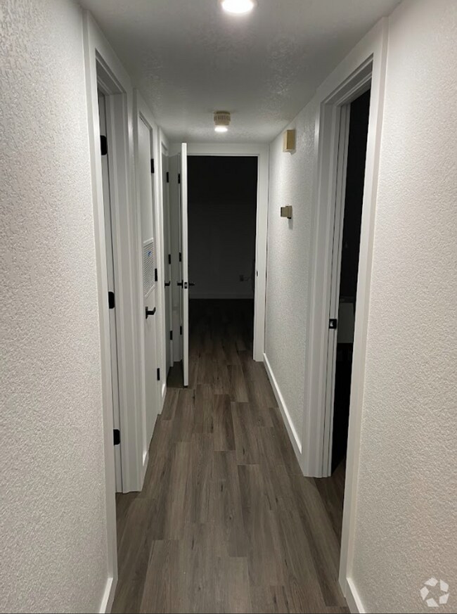 Building Photo - 4400 Hemingway Dr
