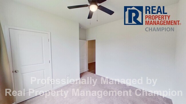 Foto del edificio - 4 Bedroom Home with Fenced Back Yard on Qu...