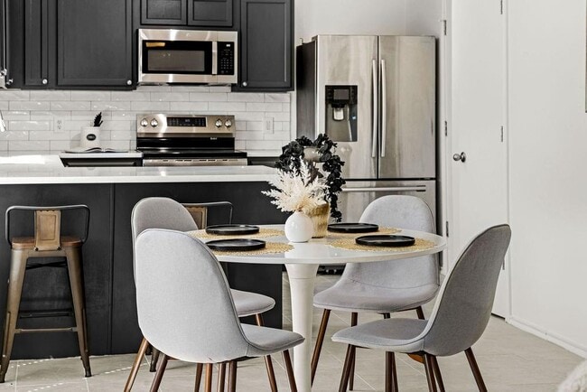 Building Photo - 525 Meadow Park Dr