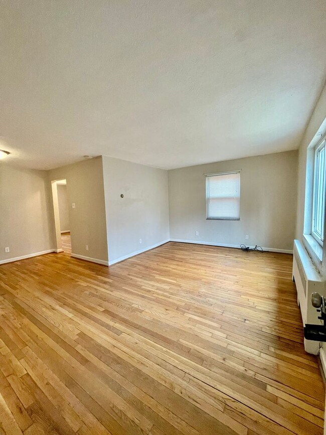 Foto del edificio - Spacious 1 Bedroom Apartment with Garage S...