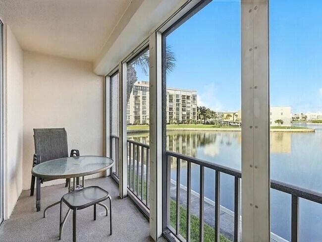 Foto del edificio - 7665 Sun Island Dr S