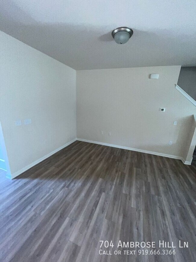 Foto del edificio - 704 Ambrose Hl Ln