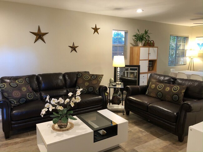 Imagina las posibilidades con los muebles. - 228 Madrone St