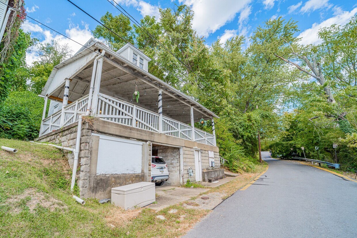 Primary Photo - 3 Bedroom/ 2 Bathroom House -Near WVU Main...