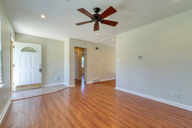 Foto del edificio - 10622 W 57th St