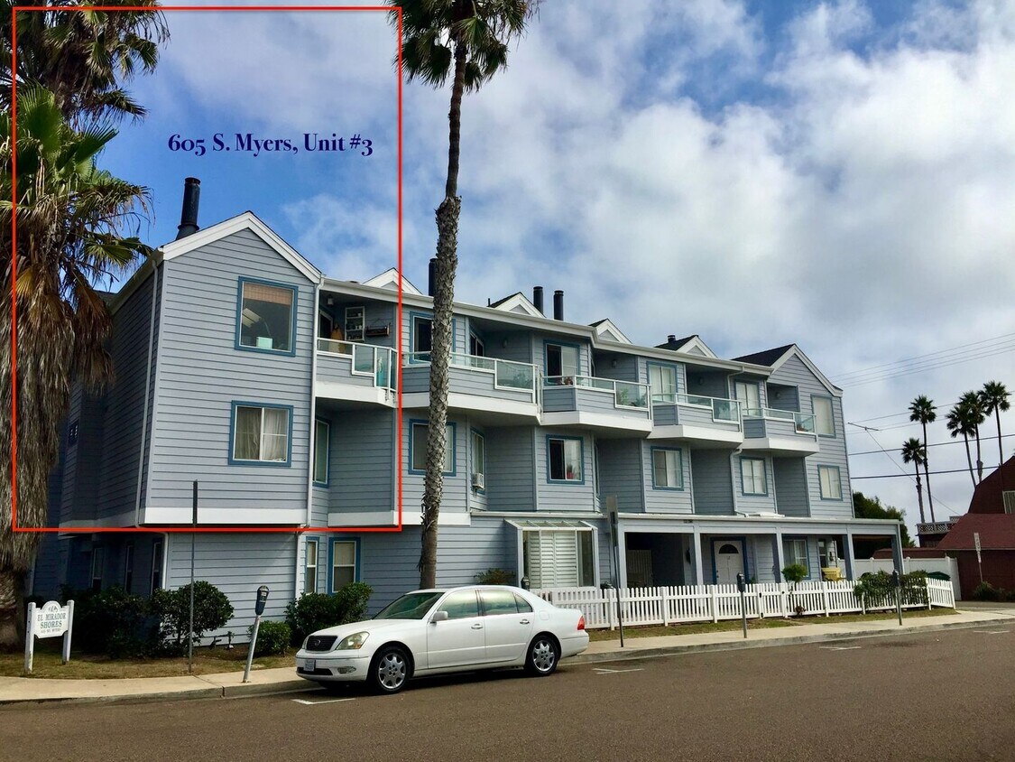 Foto principal - Cute 2 Bedroom Condo Steps Away from Endle...