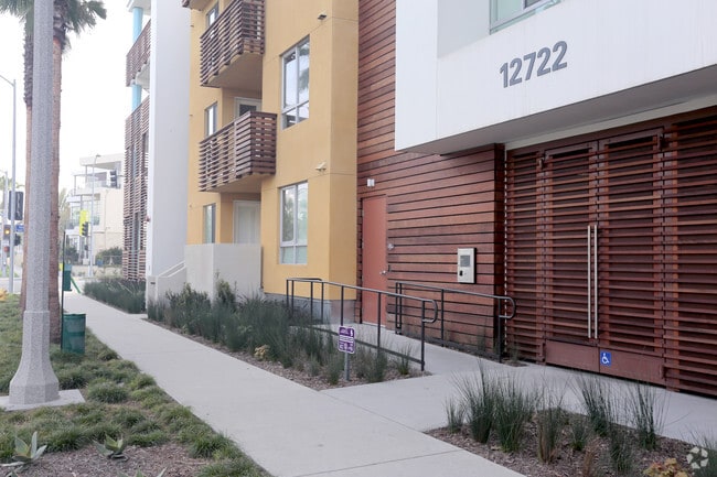 Building Photo - Runway Playa Vista