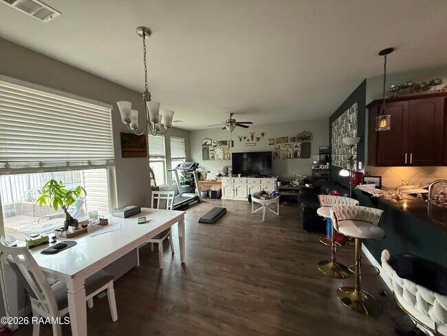 Foto del edificio - 121 Merrydale Ln