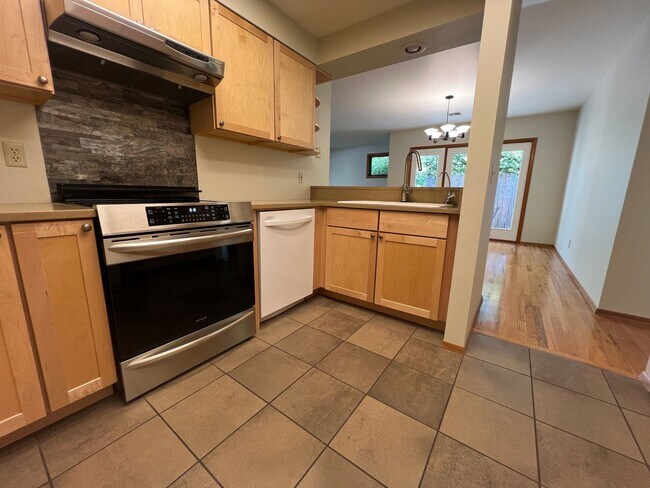 Foto del edificio - Gardener's Dream!  2 Bedroom house on quiet corner lot